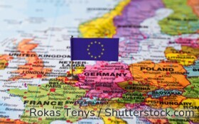 Eine Karte Europas mit EU-Flagge: Deutsche und französische Banken bieten aktuell besonders attraktive Zinsen für Tagesgeld und Festgeld.