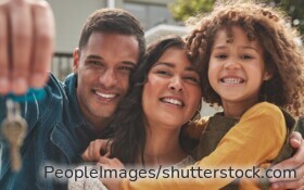 Ein Bausparvertrag kann helfen, sich langfristig günstige Zinsen für Bau, Kauf oder Sanierung einer Immobilie zu sichern.