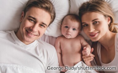 Staatliche Leistungen wie Elterngeld und Kindergeld helfen Familien ab der Schwangerschaft finanziell.