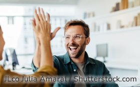 Ein junger Mann und eine Frau geben sich High Five