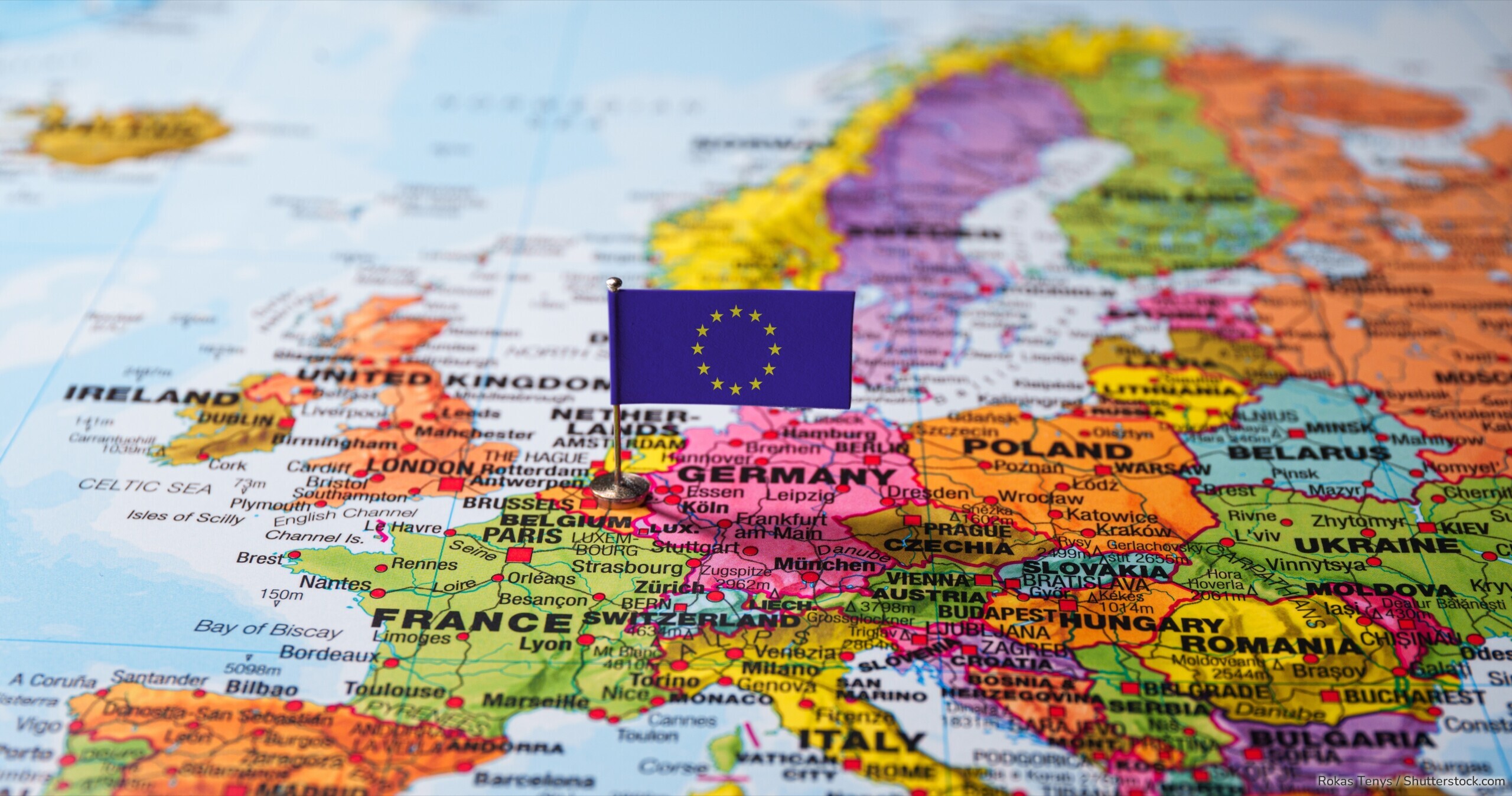 Eine Karte Europas mit EU-Flagge: Deutsche und französische Banken bieten aktuell besonders attraktive Zinsen für Tagesgeld und Festgeld.