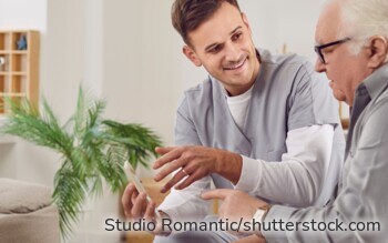 Pflege im eigenen Zuhause: Unterstützung durch Angehörige, Pflegedienst und Zuschüsse der Pflegekasse.