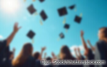 Viele Schulabgänger nutzen nach dem Abitur ein Gap Year. Eltern sollten sich frühzeitig über Kindergeld, Krankenversicherung und finanzielle Folgen informieren.