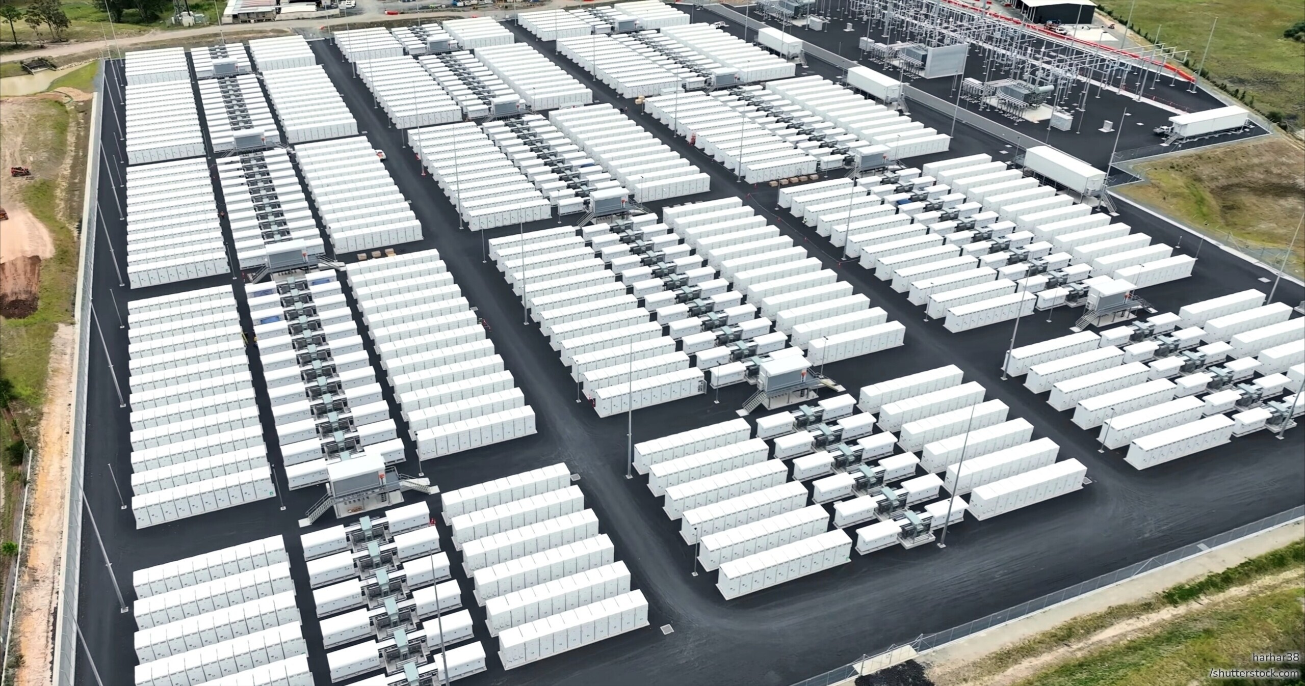 Großbatterien speichern überschüssigen Strom aus Wind- und Solarenergie und stabilisieren das Stromnetz.