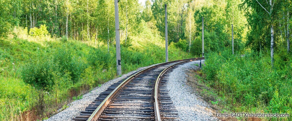 Pilotanlage von Sun-Ways in Neuenburg: Weltweit erste abnehmbare Photovoltaikanlage direkt zwischen Bahngleisen – getestet im laufenden Bahnverkehr.