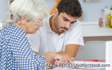 Bei Wohnen für Hilfe erhalten Studierende günstigen Wohnraum und unterstützen Seniorinnen, Senioren oder Familien im Alltag.
