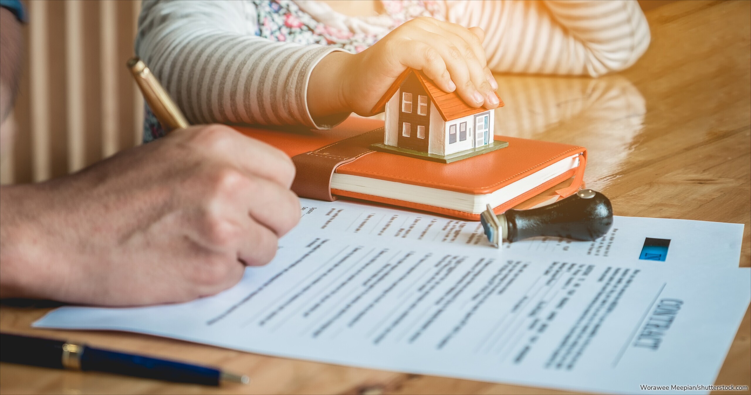 Eltern verwalten das Erbe eines Kindes.