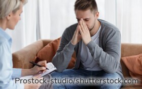 Psychotherapie: Wenn kein Kassentermin frei ist, ermöglicht die Krankenkasse oft die Kostenerstattung in Privatpraxen.