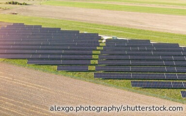 Photovoltaik-Module über landwirtschaftlichen Flächen ermöglichen die gleichzeitige Produktion von Strom und Ernte.