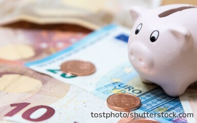 Mit dem richtigen Vergleich lassen sich beim Tages- und Festgeld noch attraktive Zinsen sichern – trotz sinkender Leitzinsen.