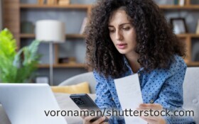 Viele Frauen kümmern sich heute selbst um Geldanlage und Altersvorsorge. Dennoch entstehen im Alltag häufig finanzielle Unterschiede.