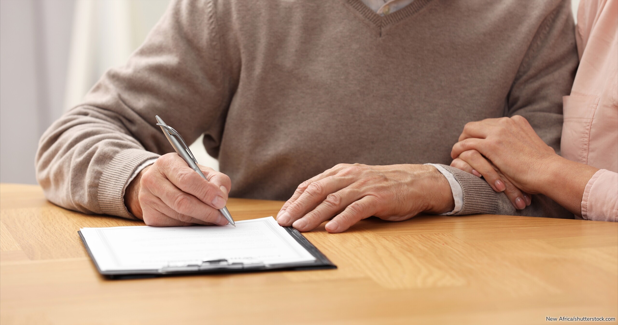 Ein Notar bespricht mit einem Ehepaar das gemeinschaftliche Berliner Testament. Das Bild zeigt eine rechtliche Beratungssituation zu Erbrecht, Pflichtteil, Schlusserben und Nachlassplanung.