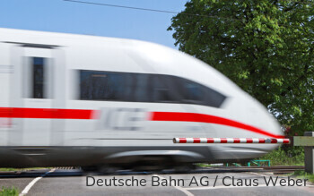 ICE fährt über Bahnübergang.