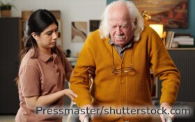 Eine Betreuungskraft aus Osteuropa kann im Alltag entlasten – wichtig sind klare Aufgaben, Arbeitszeiten und ein legales Beschäftigungsmodell.