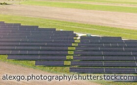 Photovoltaik-Module über landwirtschaftlichen Flächen ermöglichen die gleichzeitige Produktion von Strom und Ernte.