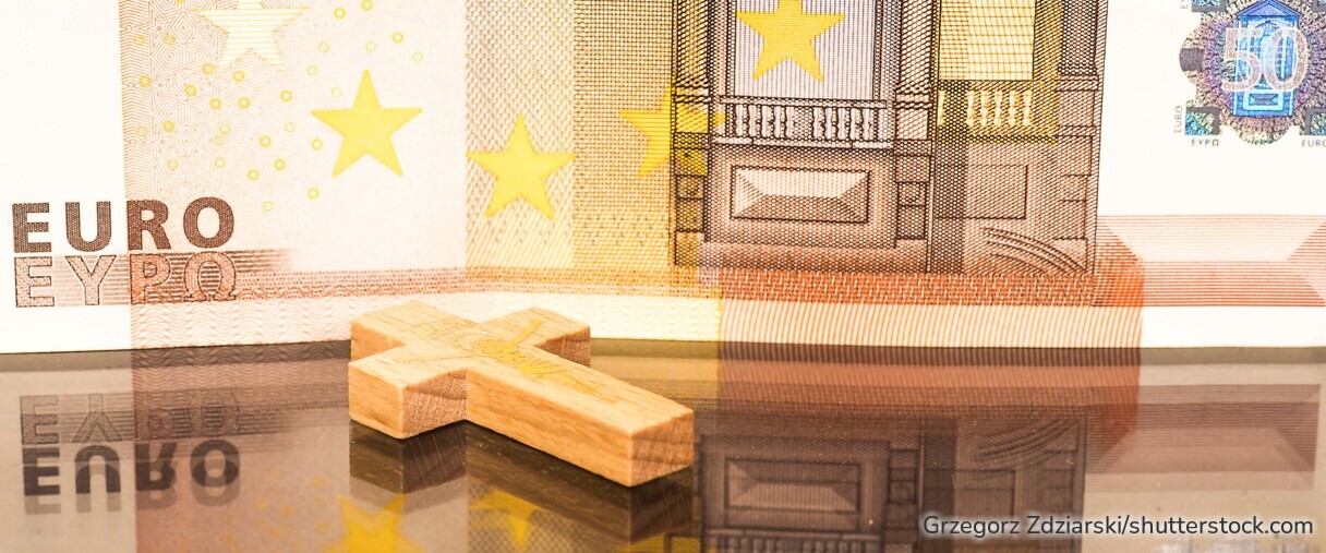 Symbolbild Kirchensteuer: Euro-Banknoten vor Kirchengebäude – Ratgeber zu Höhe, Kappung und Kirchgeld 2025