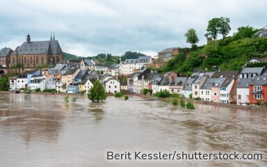 Starkregen und Überschwemmungen können massive Schäden an Gebäuden verursachen – oft sind Häuser nicht ausreichend versichert.