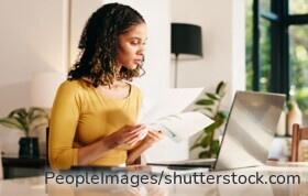 Frauen verdienen im Durchschnitt weniger als Männer. Die Einkommenslücke wirkt sich langfristig auch auf die Höhe der späteren Rente aus.