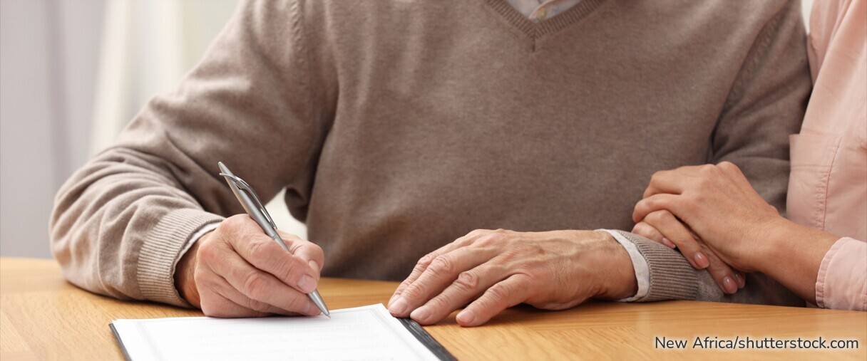 Ein Notar bespricht mit einem Ehepaar das gemeinschaftliche Berliner Testament. Das Bild zeigt eine rechtliche Beratungssituation zu Erbrecht, Pflichtteil, Schlusserben und Nachlassplanung.