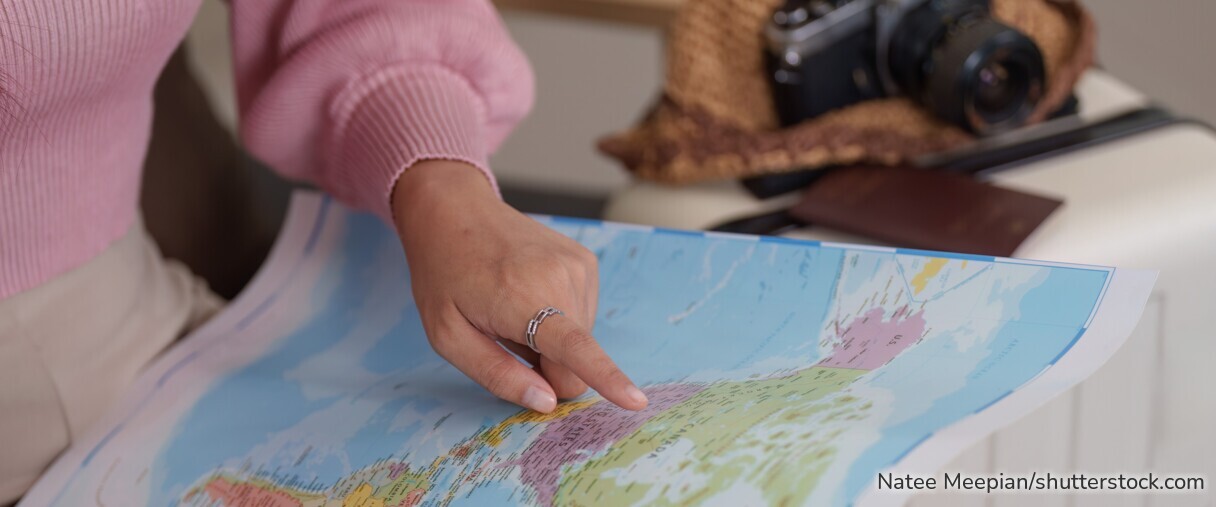 Viele Jugendliche starten nach dem Schulabschluss in ein Gap Year. Eltern sollten vorher die finanziellen Folgen für Kindergeld und Krankenversicherung kennen.