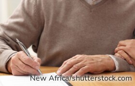 Ein Notar bespricht mit einem Ehepaar das gemeinschaftliche Berliner Testament. Das Bild zeigt eine rechtliche Beratungssituation zu Erbrecht, Pflichtteil, Schlusserben und Nachlassplanung.