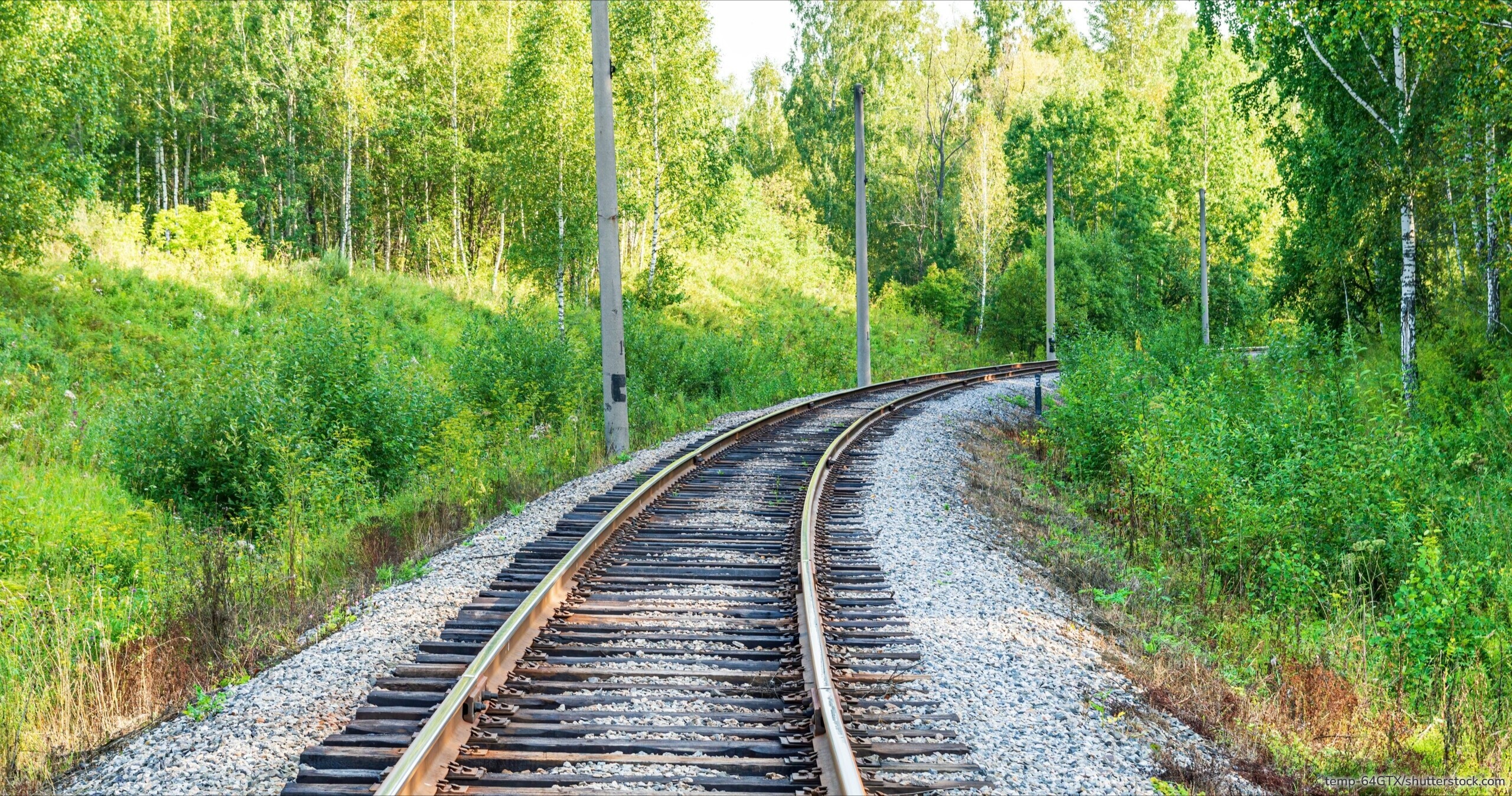 Pilotanlage von Sun-Ways in Neuenburg: Weltweit erste abnehmbare Photovoltaikanlage direkt zwischen Bahngleisen – getestet im laufenden Bahnverkehr.