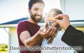 Steigende Mieten, stabile Bauzinsen und günstigere Kaufpreise verändern den Immobilienmarkt. Ob Kaufen oder Mieten die bessere Wahl ist, hängt aber auch von Eigenkapital, Finanzierung und den eigenen Zukunftsplänen ab.