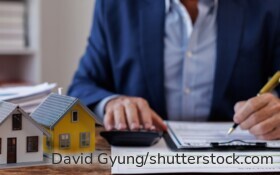 Bei einer vermieteten Immobilie sollten Eigentümer neben den Mieteinnahmen auch Finanzierung, Steuern, laufende Kosten und finanzielle Reserven berücksichtigen.