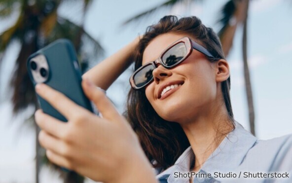 Lächelnde Frau mit Smartphone. 