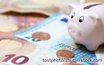 Mit dem richtigen Vergleich lassen sich beim Tages- und Festgeld noch attraktive Zinsen sichern – trotz sinkender Leitzinsen.