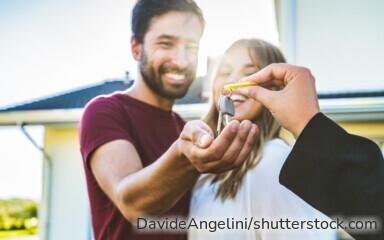 Steigende Mieten, stabile Bauzinsen und günstigere Kaufpreise verändern den Immobilienmarkt. Ob Kaufen oder Mieten die bessere Wahl ist, hängt aber auch von Eigenkapital, Finanzierung und den eigenen Zukunftsplänen ab.