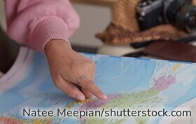 Viele Jugendliche starten nach dem Schulabschluss in ein Gap Year. Eltern sollten vorher die finanziellen Folgen für Kindergeld und Krankenversicherung kennen.