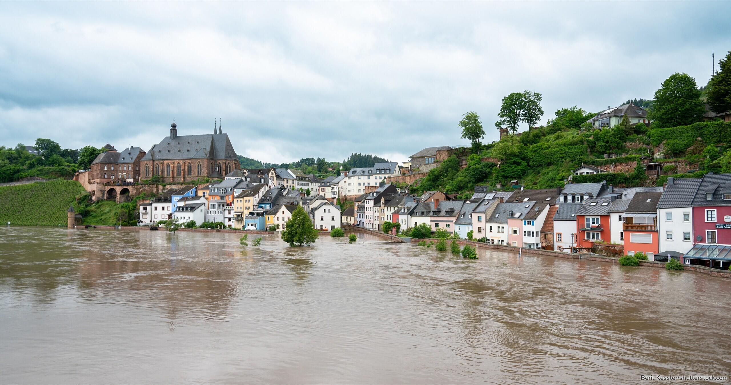 Starkregen und Überschwemmungen können massive Schäden an Gebäuden verursachen – oft sind Häuser nicht ausreichend versichert.