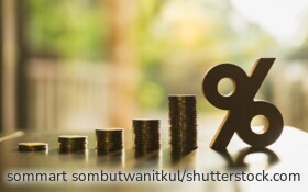 Die Sparzinsen ziehen wieder an. Besonders bei längerfristigem Festgeld haben die Banken ihre Zinsen deutlich erhöht.