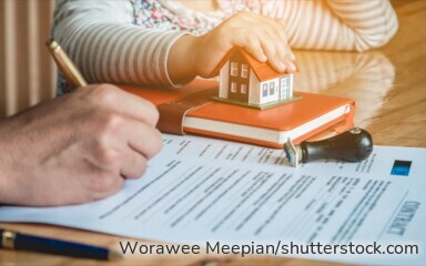 Eltern verwalten das Erbe eines Kindes.