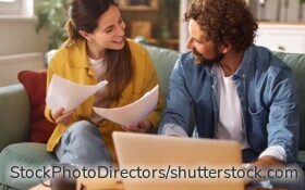 Ein Paar informiert sich über staatliche Förderungen und Zuschüsse beim Bausparen.