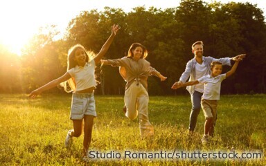 Viele Familien profitieren von der beitragsfreien Familienversicherung – entscheidend sind Einkommen und Lebenssituation.