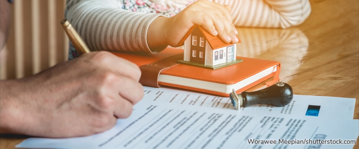 Eltern verwalten das Erbe eines Kindes.