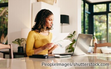 Frauen verdienen im Durchschnitt weniger als Männer. Die Einkommenslücke wirkt sich langfristig auch auf die Höhe der späteren Rente aus.