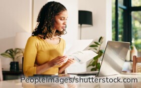 Frauen verdienen im Durchschnitt weniger als Männer. Die Einkommenslücke wirkt sich langfristig auch auf die Höhe der späteren Rente aus.