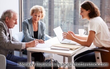 Symbolfoto: Testament und Nachlassdokumente als Grundlage für die Erbfolge ohne Kinder.