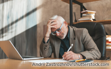 Ein überschuldeter Nachlass kann für Erben zum finanziellen Risiko werden. Für die Ausschlagung gilt grundsätzlich eine Frist von sechs Wochen.