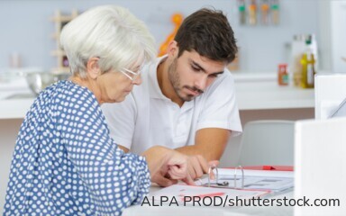 Bei Wohnen für Hilfe erhalten Studierende günstigen Wohnraum und unterstützen Seniorinnen, Senioren oder Familien im Alltag.