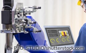 Moderne Fertigungstechnik und die Verbindung von Hardware und Software im Export.