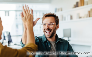 Ein junger Mann und eine Frau geben sich High Five