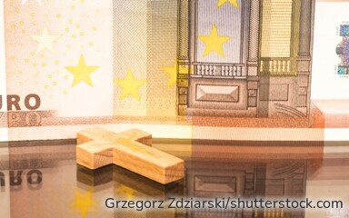 Symbolbild Kirchensteuer: Euro-Banknoten vor Kirchengebäude – Ratgeber zu Höhe, Kappung und Kirchgeld 2025