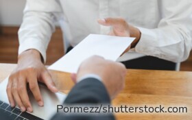 Kündigungsgespräch im Büro: Arbeitnehmer erhält Abfindungsangebot – Ratgeber zur Fünftelregelung, bAV-Einzahlung und Kirchensteuer 2025