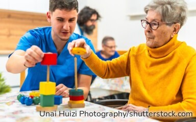 Pflegebedürftige müssen für einen Heimplatz inzwischen oft mehr als 3.200 Euro im Monat selbst zahlen.