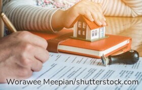 Eltern verwalten das Erbe eines Kindes.