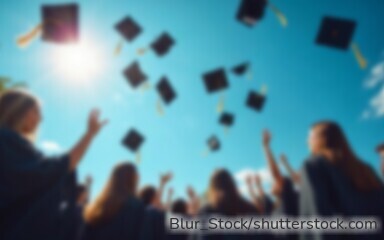 Viele Schulabgänger nutzen nach dem Abitur ein Gap Year. Eltern sollten sich frühzeitig über Kindergeld, Krankenversicherung und finanzielle Folgen informieren.
